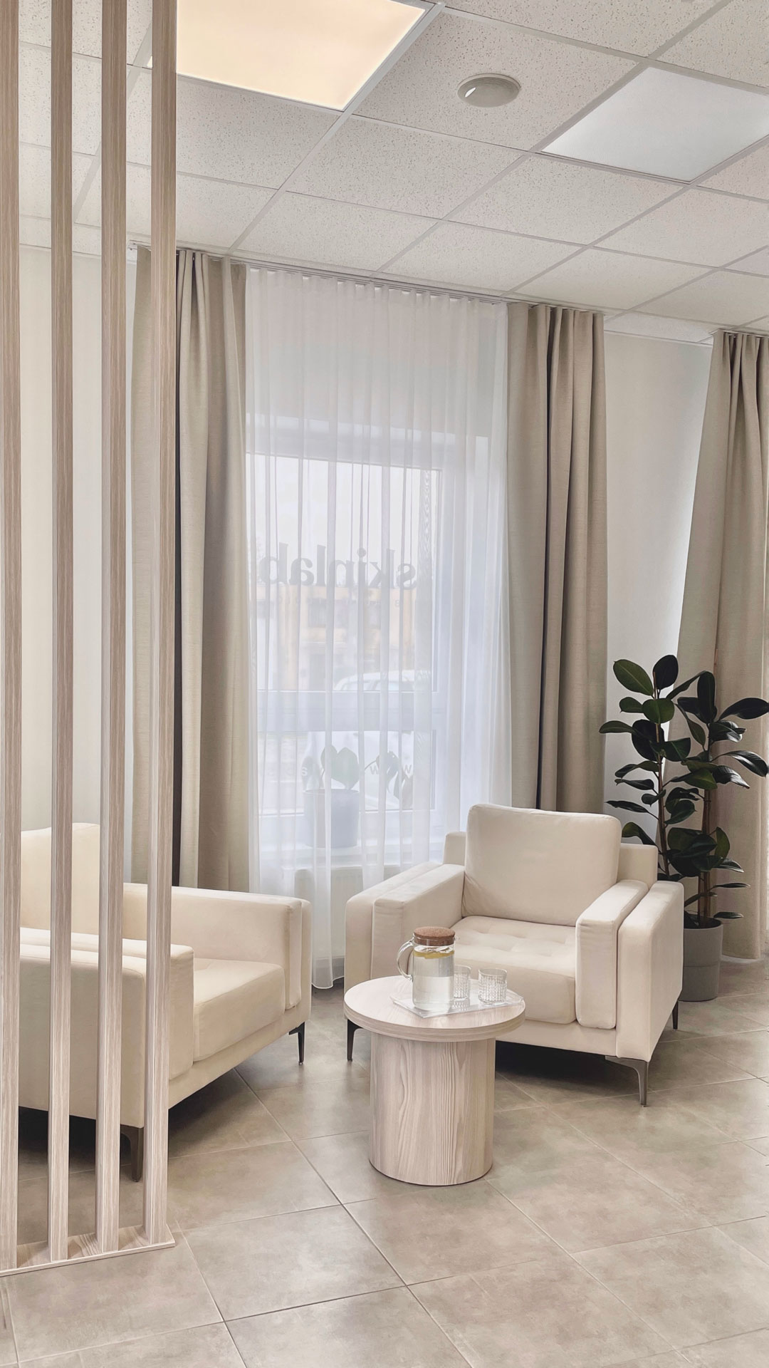Lounge a konzultačná zóna Skinlab s pohodlnými kreslami