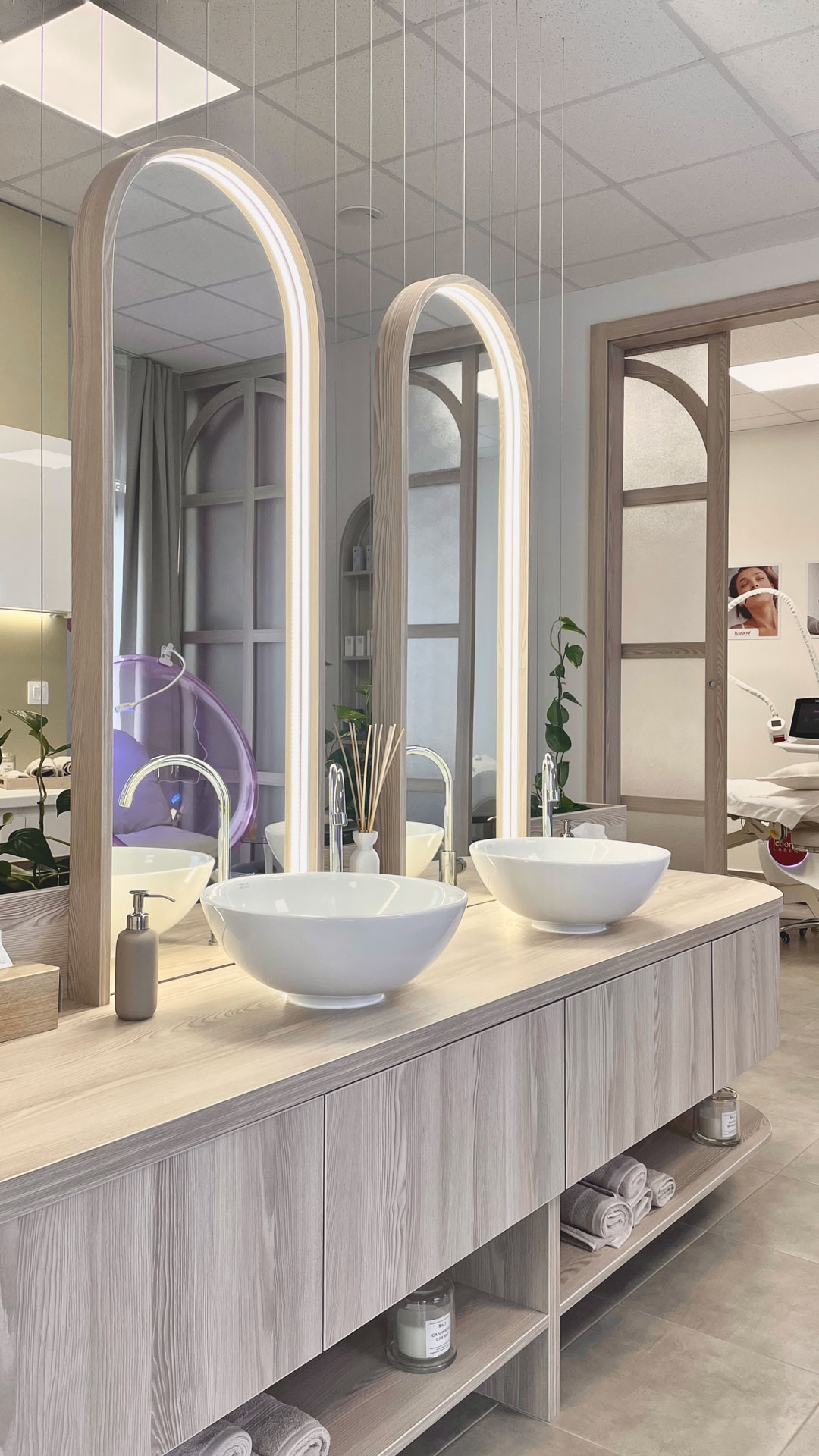 Detail umývacej zóny Skinlab so zrkadlami a keramickými umývadlami